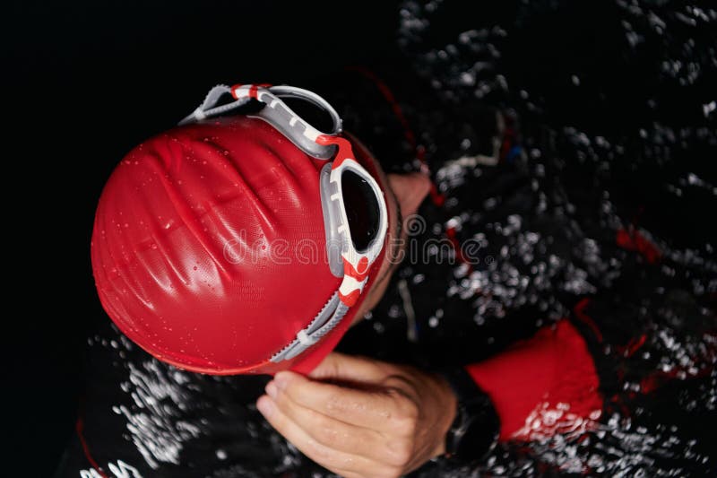 Un determinado triatleta profesional se somete a una rigurosa formación nocturna en aguas frías que exhibe dedicación y imágenes de archivo libres de regalías