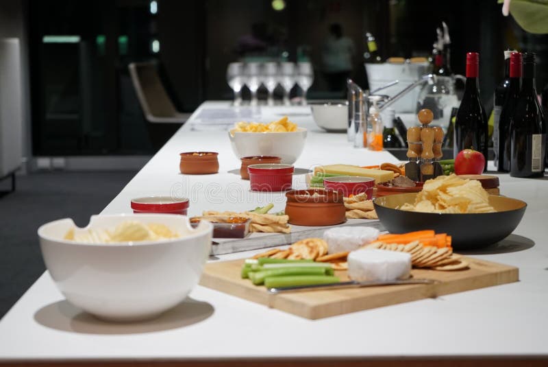 Un disco del queso acompañado con el vino con una visión número 2 foto de archivo Un disco del queso acompañado con el vino con una visión número 2 foto de archivo