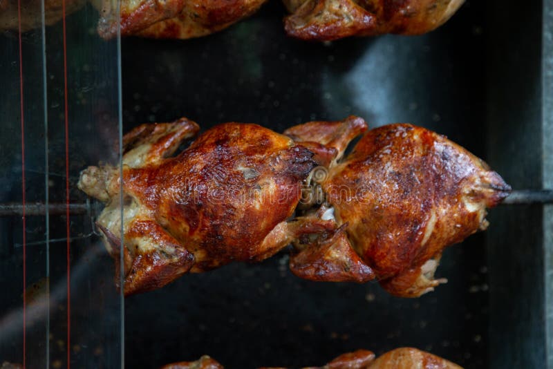 Un Disparo De Dos Pollos, Carnes a La Parrilla En Un Escupitajo Foto de  archivo - Imagen de especiado, cocina: 209054706