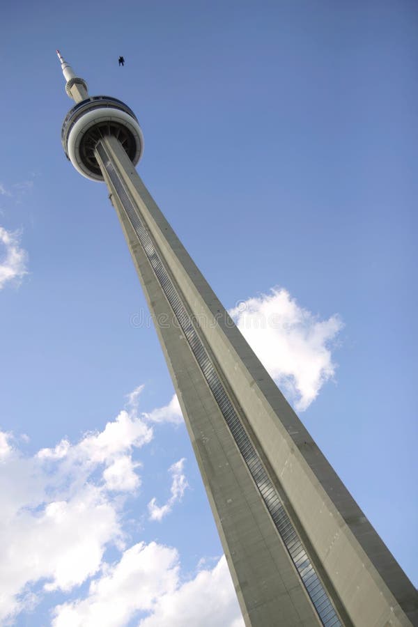 Un disparo vertical en ángulo bajo de una torre alta en toronto imagen de archivo libre de regalías