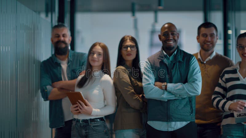 Un diverso equipo multiétnico de empresarios y líderes en una oficina moderna colaborando en un espacio abierto metrajes