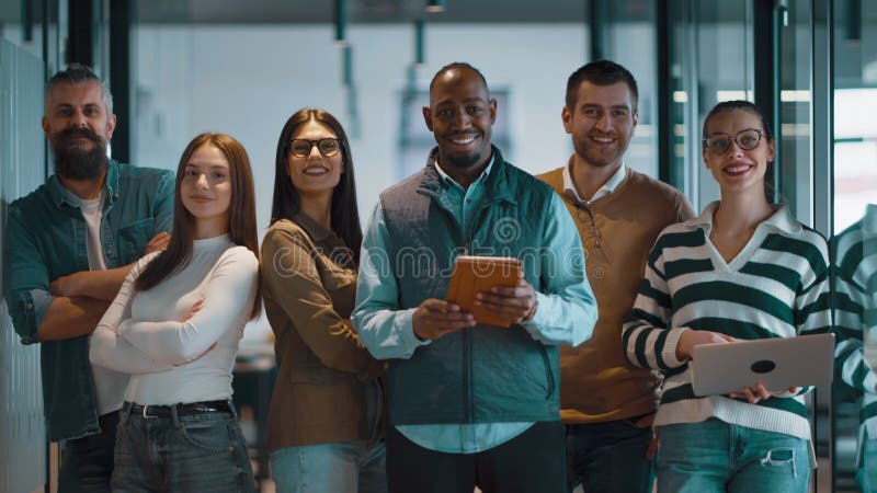 Un diverso equipo multiétnico de empresarios y líderes en una oficina moderna colaborando en un espacio abierto metrajes