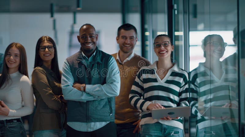 Un diverso equipo multiétnico de empresarios y líderes en una oficina moderna colaborando en un espacio abierto almacen de video