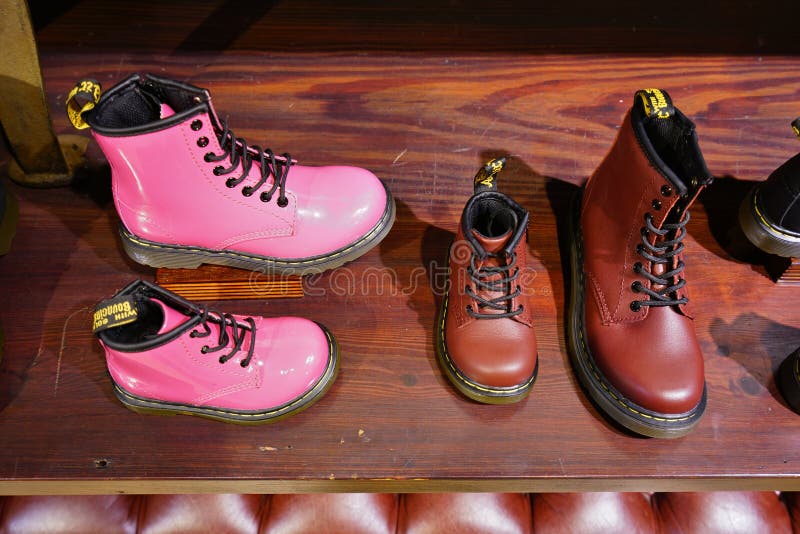 Un doc. Martens Dr Zapatería de las martas imagen de archivo Un doc. Martens Dr Zapatería de las martas imagen de archivo