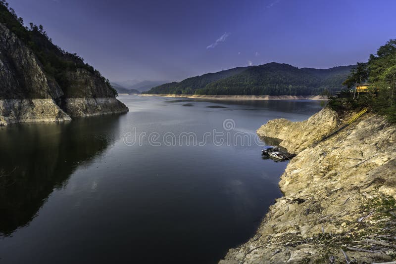 Un dock de bateau sur le lac Vidraru, Roumanie photo stock Un dock de bateau sur le lac Vidraru, Roumanie photo stock