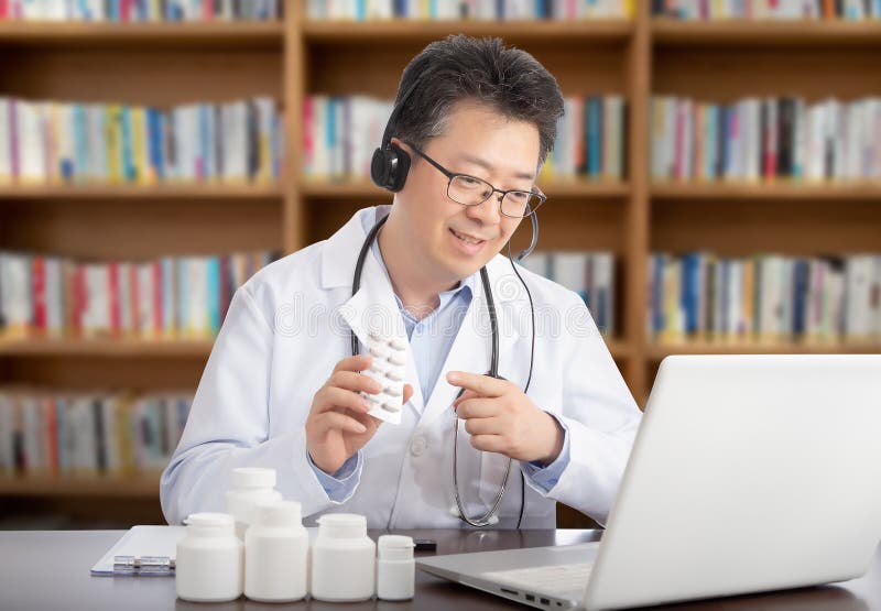 Un docteur asiatique qui consulte à distance un patient Concept de Telehealth image libre de droits Un docteur asiatique qui consulte à distance un patient Concept de Telehealth image libre de droits
