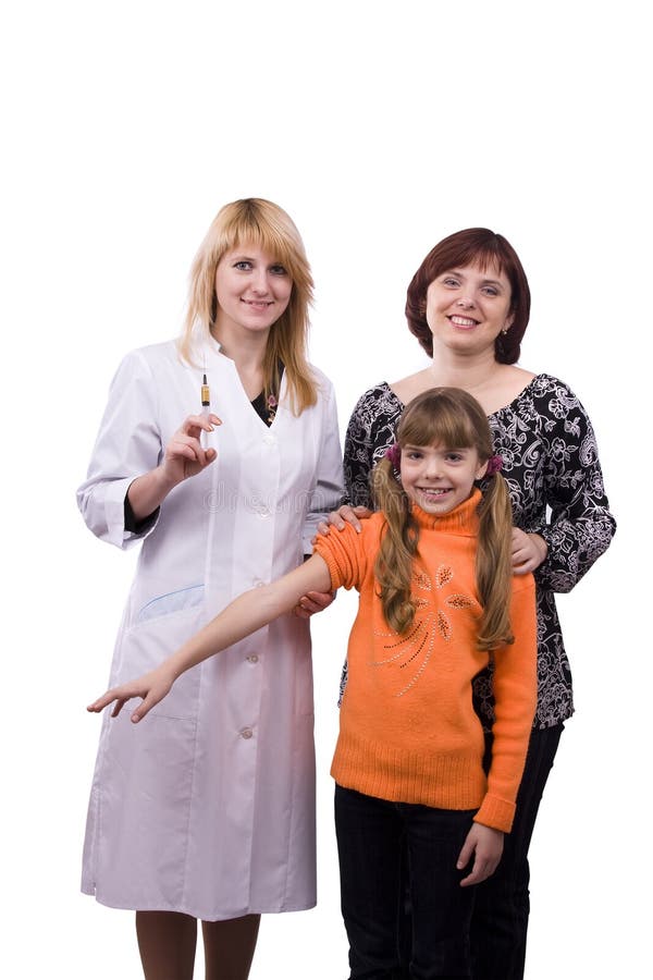Un docteur donnant à petite fille une injection image stock Un docteur donnant à petite fille une injection image stock