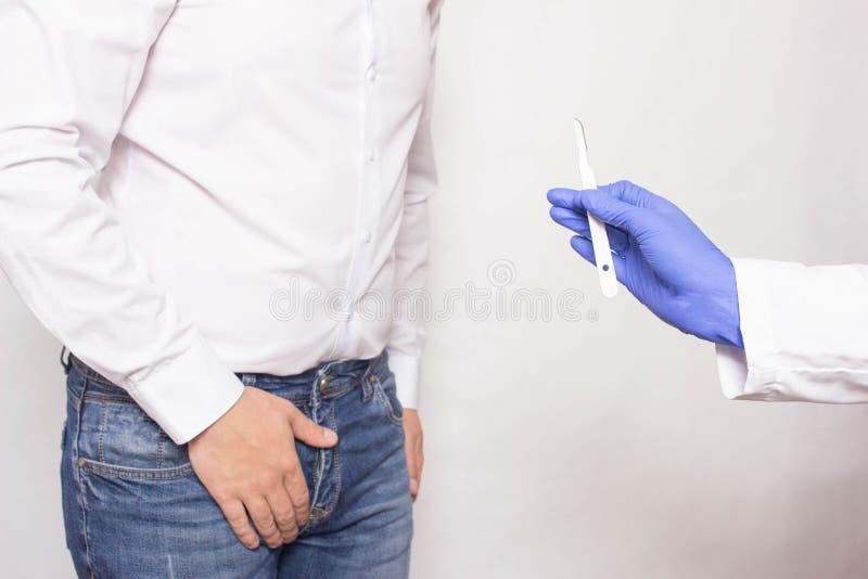 Un docteur tient un scalpel chirurgical dans la perspective d'un homme dont le concept de cancer de la prostate de la prostate photos libres de droits Un docteur tient un scalpel chirurgical dans la perspective d'un homme dont le concept de cancer de la prostate de la prostate photos libres de droits