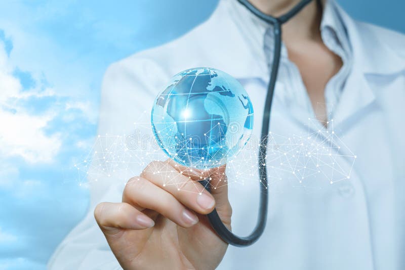 Un docteur touche une carte globale lumineuse derrière la barrière des connexions sans fil avec son stéthoscope photo stock Un docteur touche une carte globale lumineuse derrière la barrière des connexions sans fil avec son stéthoscope photo stock