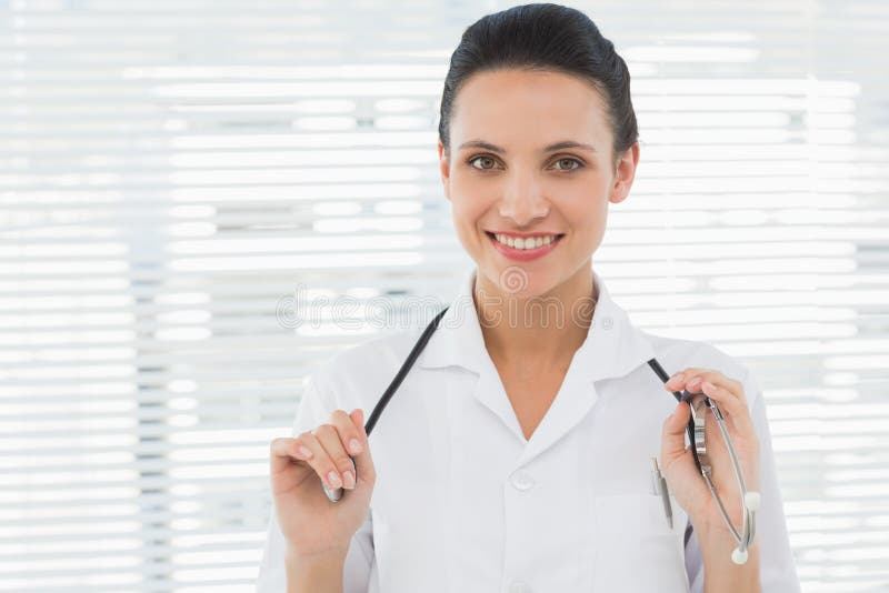 Un doctor minunat și încrezător, cu stetoscop stock photography