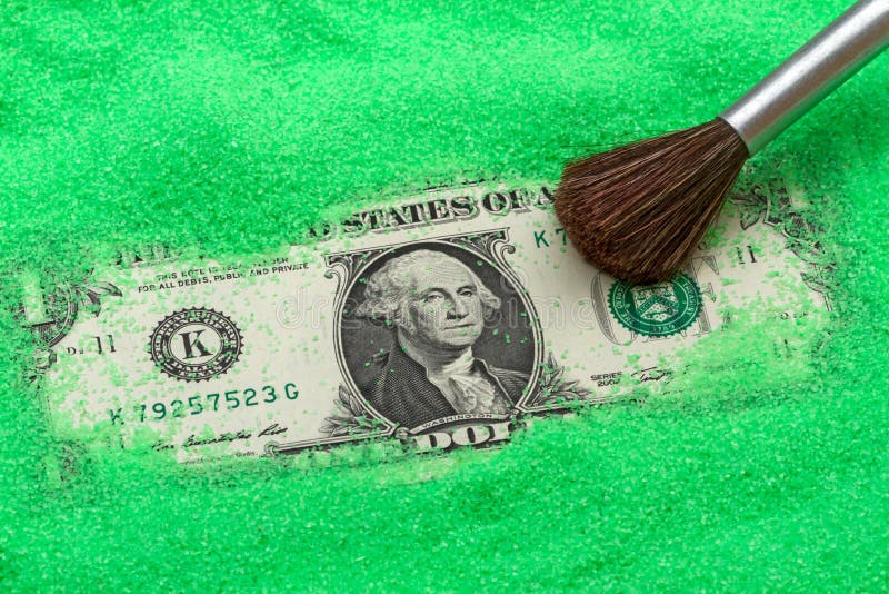 Un dollaro nella sabbia verde fotografia stock libera da diritti Un dollaro nella sabbia verde fotografia stock libera da diritti