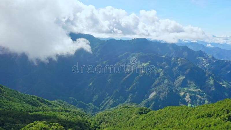 Un drone che vola attraverso il bellissimo Monte Hehuan, Hehuanshan, nella catena montuosa centrale di Taiwan, con nuvole di mare