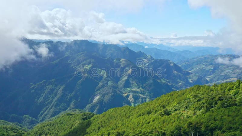 Un drone che vola attraverso il bellissimo Monte Hehuan, Hehuanshan, nella catena montuosa centrale di Taiwan, con nuvole di mare