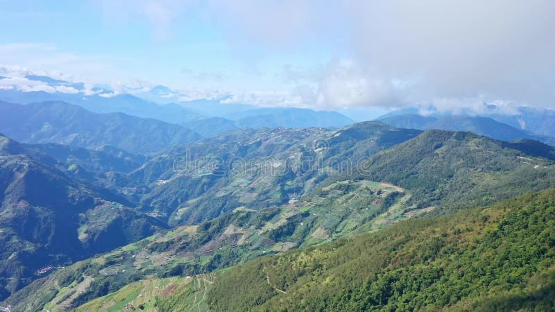 Un drone che vola attraverso il bellissimo Monte Hehuan, Hehuanshan, nella catena montuosa centrale di Taiwan, con nuvole di mare