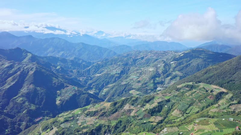 Un drone che vola attraverso il bellissimo Monte Hehuan, Hehuanshan, nella catena montuosa centrale di Taiwan, con nuvole di mare