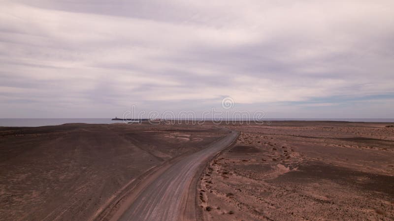 Un drone révèle une piste oubliée dans le paysage lointain de Fuerteventura clips vidéos