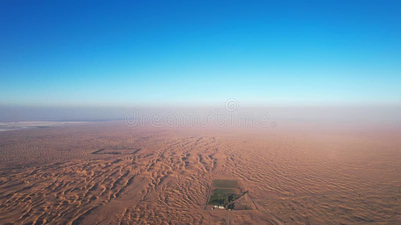 Un drone sur les dunes de sable du désert à Dubaï. Une journée ensoleillée d'été une route déserte. banque de vidéos