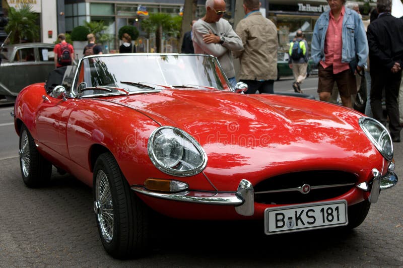 Un E-Type roadster de jaguar de voiture de sport images libres de droits Un E-Type roadster de jaguar de voiture de sport images libres de droits