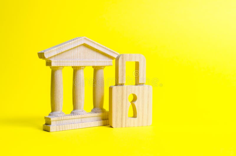 Un edificio antiguo y una cerradura El concepto de preservar los monumentos de la historia y de la cultura Protección de las agen foto de archivo libre de regalías Un edificio antiguo y una cerradura El concepto de preservar los monumentos de la historia y de la cultura Protección de las agen foto de archivo libre de regalías