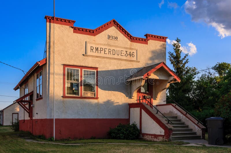 Un edificio de ladrillo rojo con un techo blanco y un techo rojo. El edificio tiene un cartel que dice Riperde