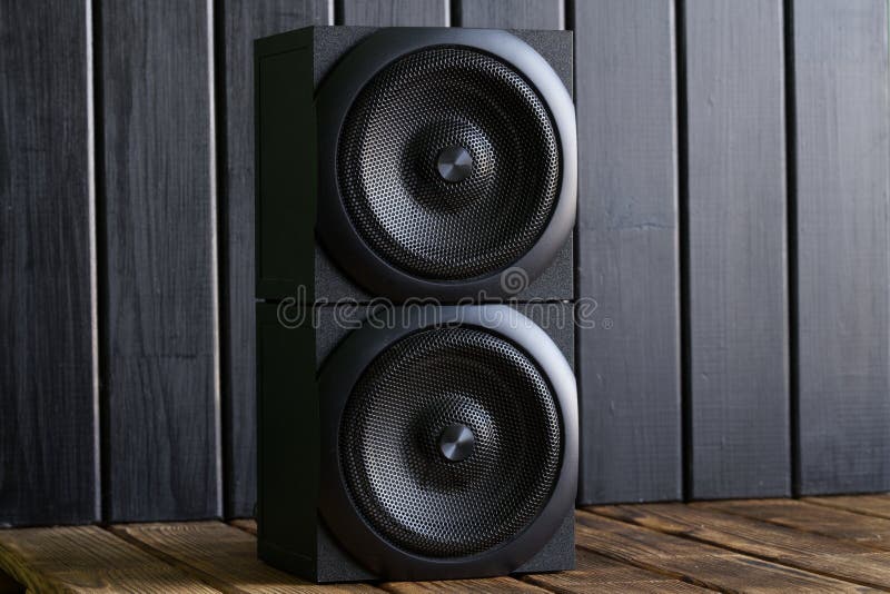 Un ejemplo de instalación de un sistema de altavoces de dos ruedas en un interior ecológico. fondo de tablas de madera natural. es imagen de archivo