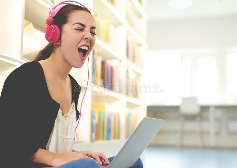 Un elev amuzant și fericit ascultând muzică tare stock image