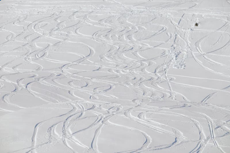 Un embrouillement des voies multiples de ski sur le flanc de montagne neigeux photographie stock Un embrouillement des voies multiples de ski sur le flanc de montagne neigeux photographie stock
