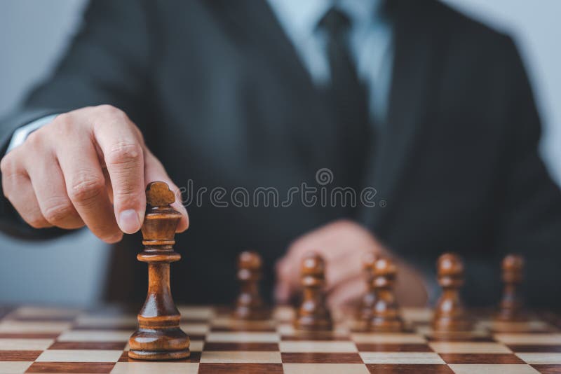 Un empresario que mueve una pieza de ajedrez sobre el concepto de juego de tablero de ajedrez para ideas y competencia