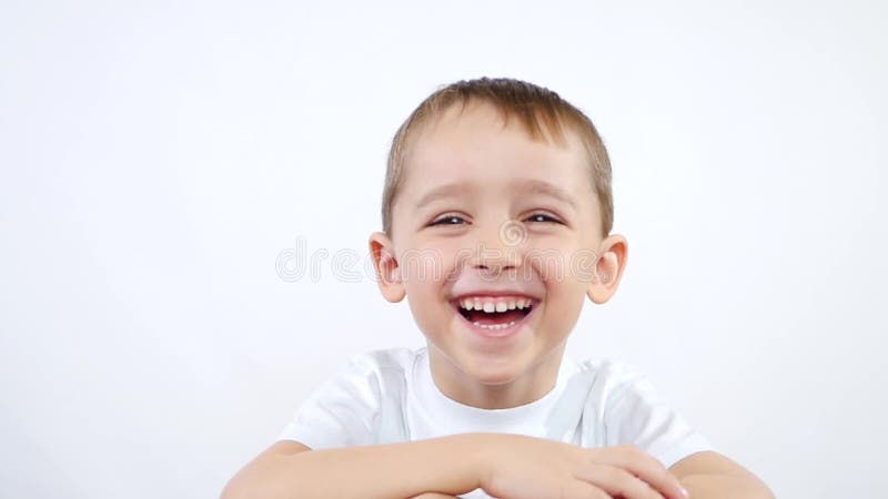 Un enfant des émotions préscolaires d'expériences d'âge : bonheur, joie, rire, plaisir Un peu de garçon sur un fond blanc banque de vidéos