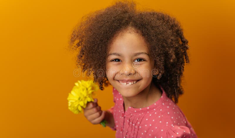 Petite Fille Modeste (8 Ans) Photo stock - Image du brun, enfant