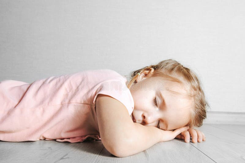 Un Enfant Qui Dort Par Terre Photo Stock - Image Du Détente, Petit:  171661714