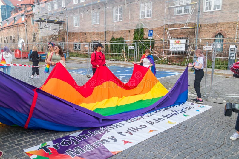 Un'enorme bandiera arcobaleno apparve durante la marcia della qualità della trazione.