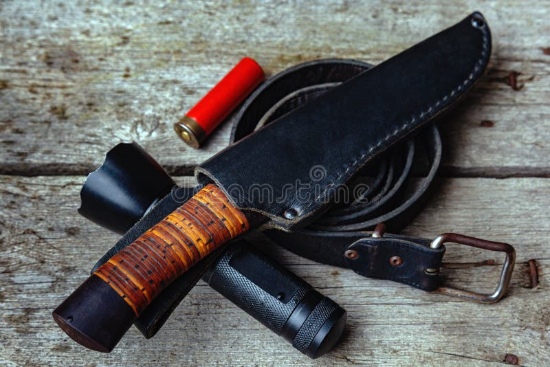 Un ensemble d'équipement pour le tourisme et la survie dans le sauvage sur un fond en bois images libres de droits Un ensemble d'équipement pour le tourisme et la survie dans le sauvage sur un fond en bois images libres de droits