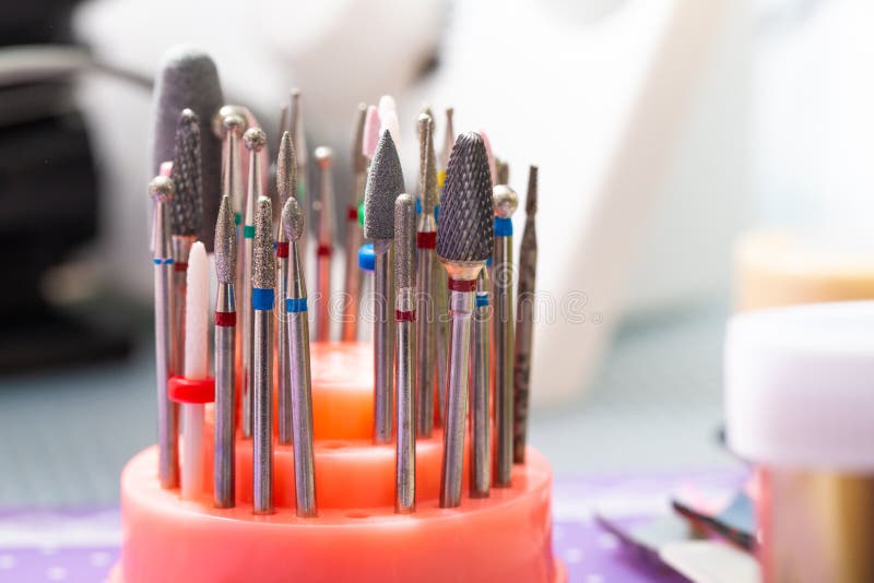 Un ensemble de coupeurs pour le dispositif pour la manucure et les outils pour le soin d'ongle sur la table images stock Un ensemble de coupeurs pour le dispositif pour la manucure et les outils pour le soin d'ongle sur la table images stock