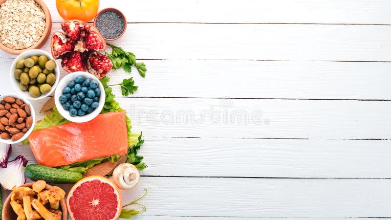 Un ensemble de nourriture saine Poissons, noix, protéines, baies, légumes et fruits Sur fond blanc Vue supérieure images stock
