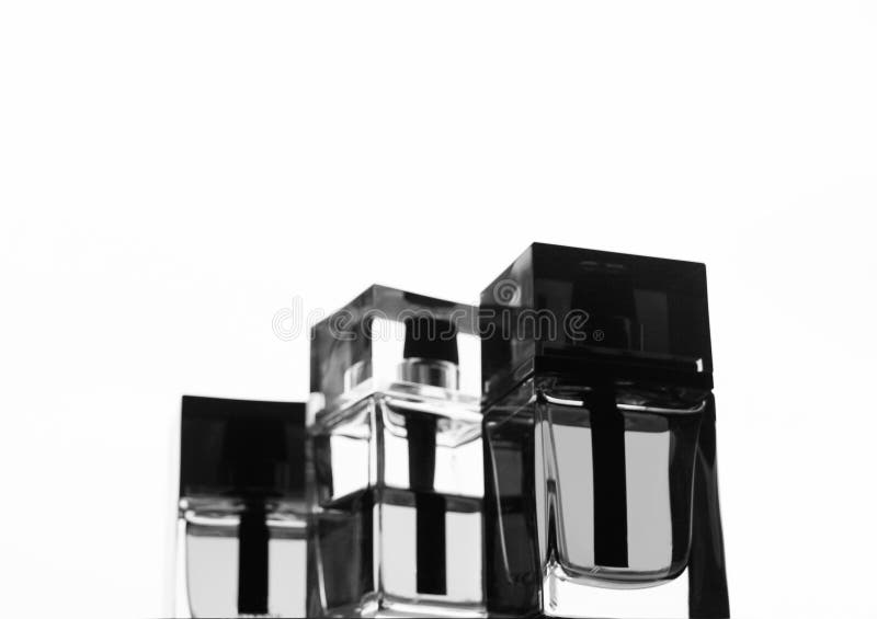 Un ensemble de plusieurs bouteilles de parfum du ` s de l'homme Mode et style photographie stock libre de droits Un ensemble de plusieurs bouteilles de parfum du ` s de l'homme Mode et style photographie stock libre de droits