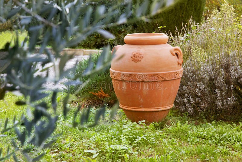 Un envase de cerámica del artesano en el jardín imagenes de archivo Un envase de cerámica del artesano en el jardín imagenes de archivo