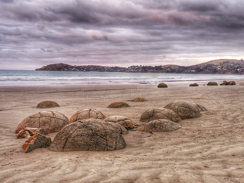 Un'esclusiva rotonda sulla spiaggia di moeraki, nell'isola meridionale di new zealand immagine stock