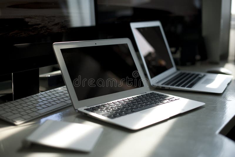 Un escritorio por completo de los productos de Apple Computer fotografía de archivo Un escritorio por completo de los productos de Apple Computer fotografía de archivo