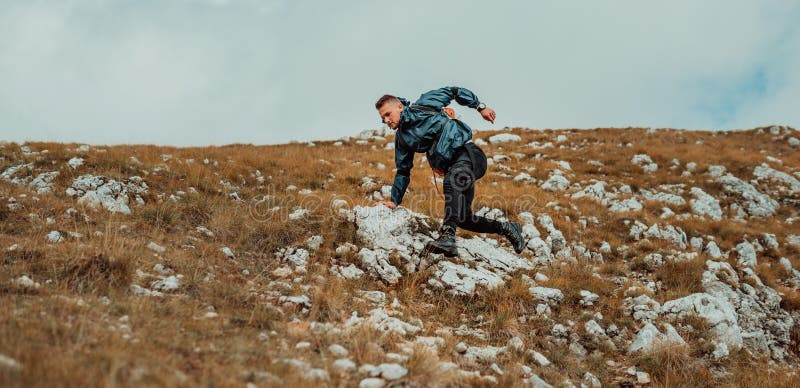Un escursionista maschio fa un'escursione in montagna e sportiva all'aperto. fotografia stock libera da diritti