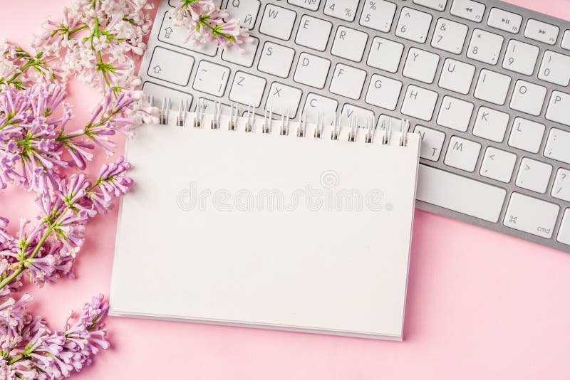 Un espace de travail avec papier de note et composition florale lilas. magnifique arrière-plan de ressort avec espace pour la vue photographie stock libre de droits