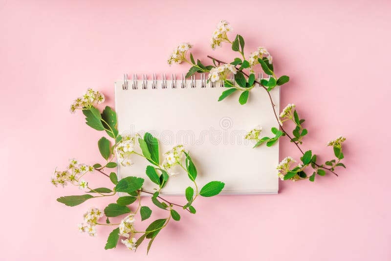 Un espace de travail avec papier de note et composition florale lilas. magnifique arrière-plan de ressort avec espace pour la vue images stock