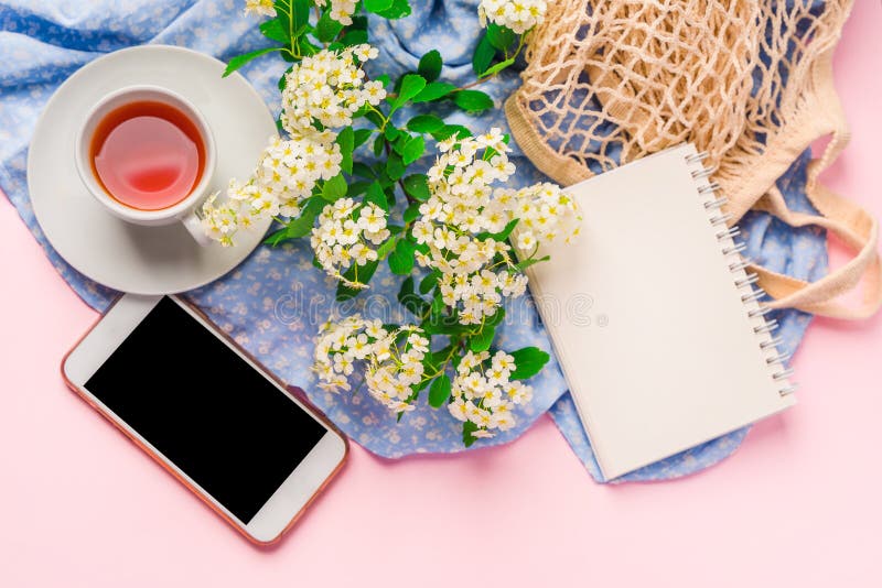 Un espace de travail avec papier de note et composition florale lilas. magnifique arrière-plan de ressort avec espace pour la vue photo stock