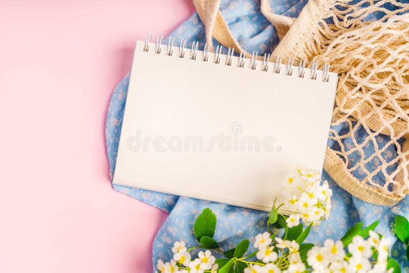 Un espace de travail avec papier de note et composition florale lilas. magnifique arrière-plan de ressort avec espace pour la vue image stock