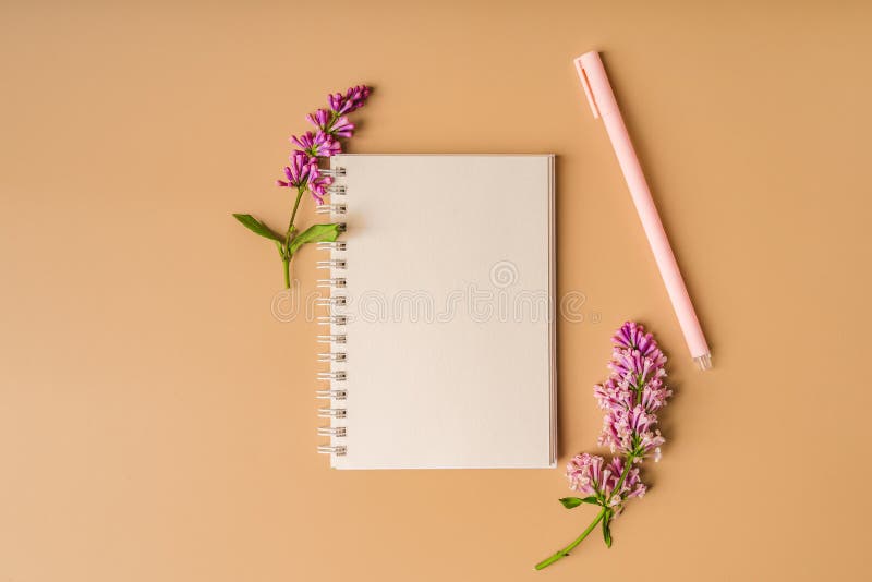Un espace de travail avec papier de note et composition florale lilas. magnifique arrière-plan de ressort avec espace pour la vue images libres de droits