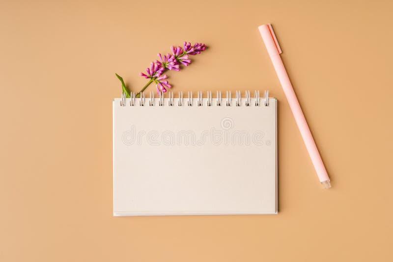 Un espace de travail avec papier de note et composition florale lilas. magnifique arrière-plan de ressort avec espace pour la vue photo libre de droits
