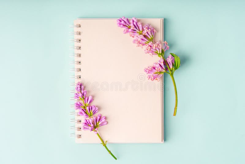 Un espace de travail avec papier de note et composition florale lilas. magnifique arrière-plan de ressort avec espace pour la vue image libre de droits