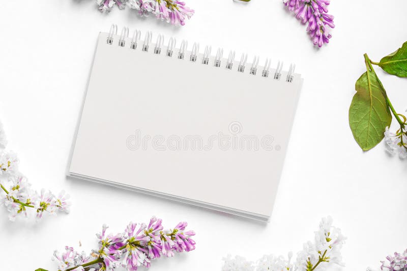 Un espace de travail avec papier de note et composition florale lilas. magnifique arrière-plan de ressort avec espace pour la vue image libre de droits