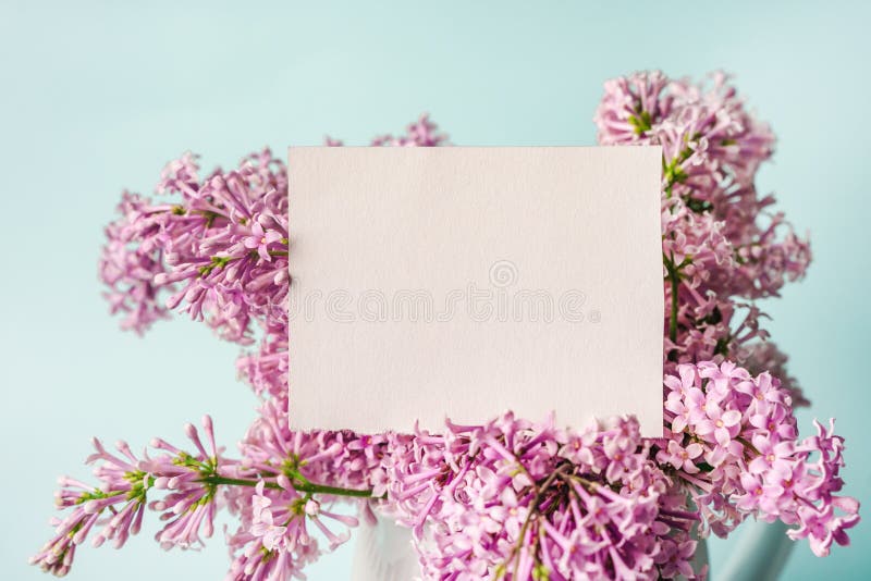Un espace de travail avec papier de note et composition florale lilas. magnifique arrière-plan de ressort avec espace pour la vue images stock