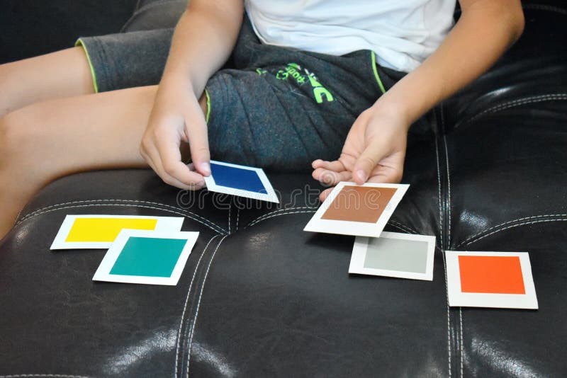 Un examen médico realizado por un psicólogo que adivina el color de la tarjeta Un niño con habilidades únicas imágenes de archivo libres de regalías